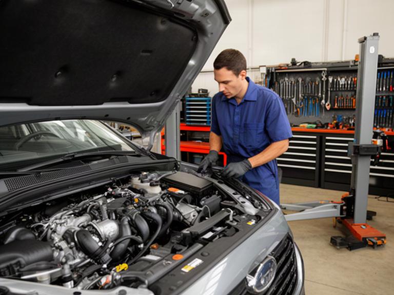 Mecánico revisando el motor de un vehículo en un taller limpio de Montornés del Vallés